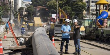 Obras de ampliação do sistema de esgoto em Icaraí afetam trânsito na Rua Ator Paulo Gustavo