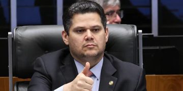 Alcolumbre defende tramitação tranquila da PEC do fim da 6×1 no Senado