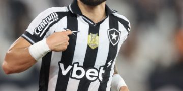 Botafogo propõe renovação de contrato com Alex Telles, com possível redução salarial