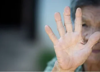 Aumento de 30% em denúncias de violações contra idosos pelo Disque 100 em 2026