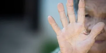 Aumento de 30% em denúncias de violações contra idosos pelo Disque 100 em 2026