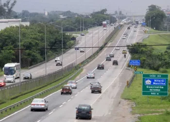 Carreta atropela pedestres em ponto de ônibus na BR-101, em São Gonçalo