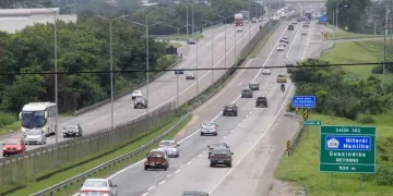Carreta atropela pedestres em ponto de ônibus na BR-101, em São Gonçalo