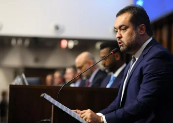 Governo de Cláudio Castro investiu R$ 12 milhões em viagens internacionais entre 2022 e 2026