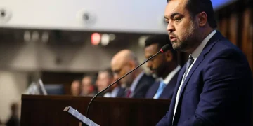 Governo de Cláudio Castro investiu R$ 12 milhões em viagens internacionais entre 2022 e 2026