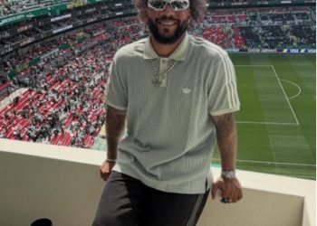 Ex-jogador Marcelo é resgatado durante protestos no estádio Azteca na abertura da Copa
