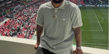 Ex-jogador Marcelo é resgatado durante protestos no estádio Azteca na abertura da Copa