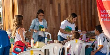 Praia de Itacoatiara realiza atividades de conscientização e mutirão de limpeza pelo Dia Mundial do Meio Ambiente