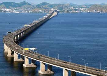 Ônibus com pane mecânica ocupa faixa na ponte Rio-Niterói, causa lentidão no trânsito