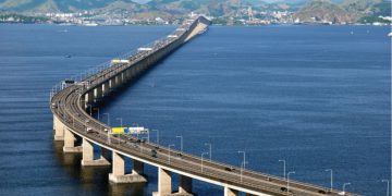 Ônibus com pane mecânica ocupa faixa na ponte Rio-Niterói, causa lentidão no trânsito