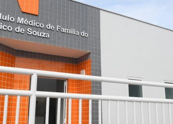 Fiéis homenageiam São João Batista na catedral de Niterói em dia de chuva