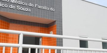 Fiéis homenageiam São João Batista na catedral de Niterói em dia de chuva