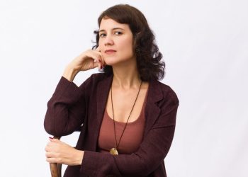 Lançamento de livro de Diana de Hollanda transforma comentários de redes em poesia documental