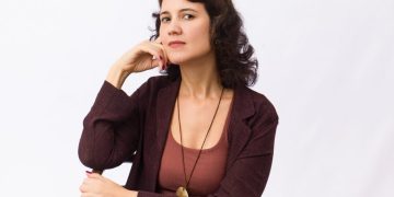 Lançamento de livro de Diana de Hollanda transforma comentários de redes em poesia documental