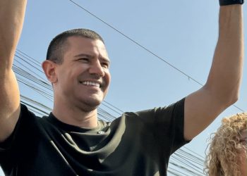 Douglas Ruas destaca necessidade de mudança estrutural na gestão do Rio durante caminhada em Belford Roxo