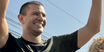 Douglas Ruas destaca necessidade de mudança estrutural na gestão do Rio durante caminhada em Belford Roxo