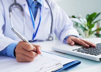 Governo federal exige aprovação no Enamed para exercício da medicina no Brasil