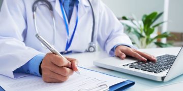 Governo federal exige aprovação no Enamed para exercício da medicina no Brasil