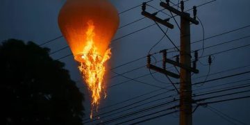 Aumento de quedas de balões na rede elétrica causa interrupções e riscos de incêndio durante festas juninas