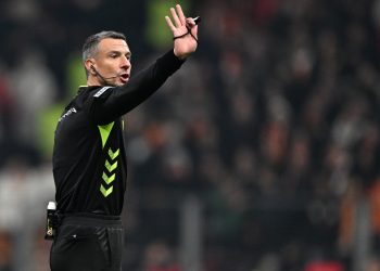 Árbitro esloveno Slavko Vincic com histórico polêmico apita estreia do Brasil na Copa