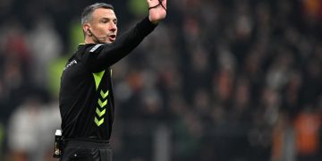 Árbitro esloveno Slavko Vincic com histórico polêmico apita estreia do Brasil na Copa