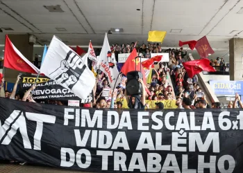 Senadores propõem flexibilizar jornada de trabalho e alterar direitos trabalhistas na PEC 12/26