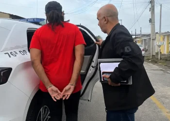 Mulher suspeita de integrar quadrilha de golpes contra idosos é presa em Maricá