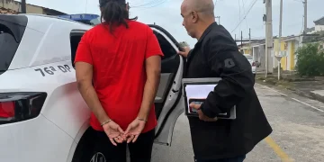 Mulher suspeita de integrar quadrilha de golpes contra idosos é presa em Maricá