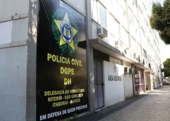 Ato em frente à DHNSG exige punição rigorosa após feminicídio em São Gonçalo