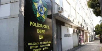 Ato em frente à DHNSG exige punição rigorosa após feminicídio em São Gonçalo