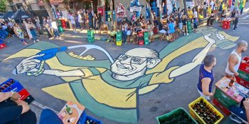 Baródromo pinta rua em homenagem ao Mestre Ciça durante Copa do Mundo