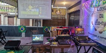 Bar em Niterói reconstitui transmissão radiofônica durante jogo da Copa do Mundo