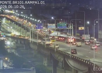 Lentidão na Ponte Rio-Niterói devido à chuva e tráfego intenso no sentido Rio