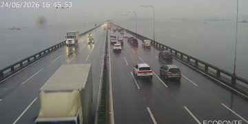 Trânsito intenso na ponte Rio-Niterói devido a acidente e chuva nesta quarta-feira