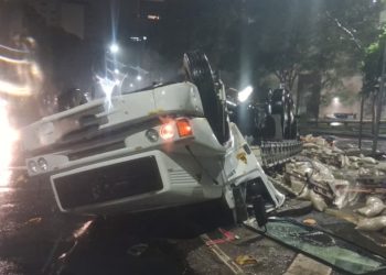 Caminhão tombou em Botafogo, morte do motorista causa interdição e congestionamento