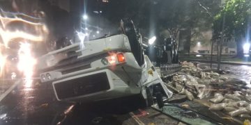 Caminhão tombou em Botafogo, morte do motorista causa interdição e congestionamento
