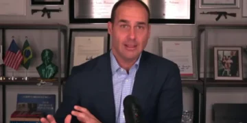 Eduardo Bolsonaro sugere substituição do Pix pelo sistema Zelle dos EUA, gerando críticas