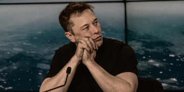 Irã ameaça empresas de Elon Musk no Oriente Médio por apoio de Musk a Trump