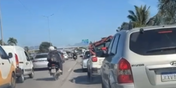 Congestionamento na BR-101 entre Itaúna e Neves devido a obras de manutenção