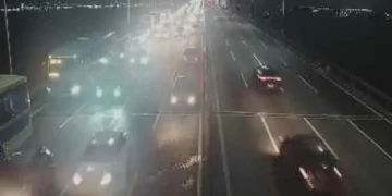 Ônibus parado na Alameda São Boaventura causa congestionamento na saída da Ponte Rio-Niterói