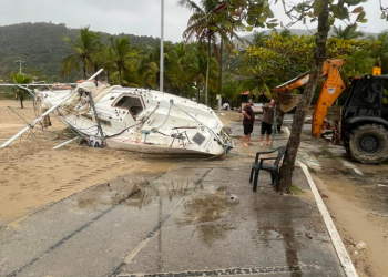 Barco à deriva na Prainha de Piratininga é retirado por equipes da prefeitura de Niterói