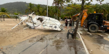 Barco à deriva na Prainha de Piratininga é retirado por equipes da prefeitura de Niterói