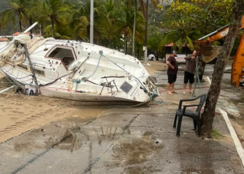 Operação remove embarcação à deriva na Prainha de Piratininga, em Niterói