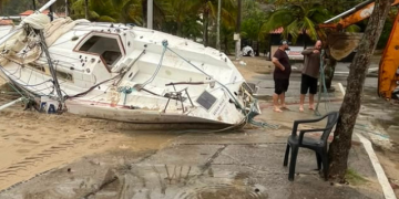 Operação remove embarcação à deriva na Prainha de Piratininga, em Niterói