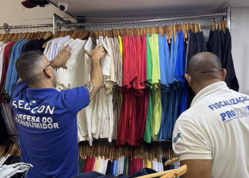 Fiscalização apreende 24,3 toneladas de produtos falsificados no Feirão das Malhas, em Duque de Caxias