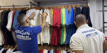 Fiscalização apreende 24,3 toneladas de produtos falsificados no Feirão das Malhas, em Duque de Caxias