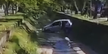 Acidente com três veículos na Avenida Presidente Roosevelt deixa ferido e carro dentro do canal