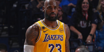 LeBron James anuncia aposentadoria da camisa do Lakers após oito anos