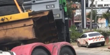Caminhão preso provoca congestionamento entre RJ-104 e RJ-106 em São Gonçalo