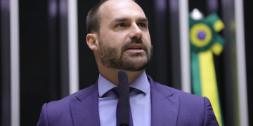 STF condena Eduardo Bolsonaro por coação no processo envolvendo pai ex-presidente Bolsonaro